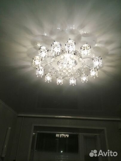 Люстры, картина