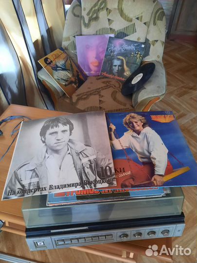 Проигрыватель винила СССР с пластинками