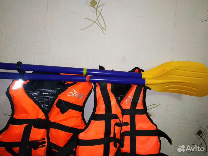 Спасательный жилет и вëсла