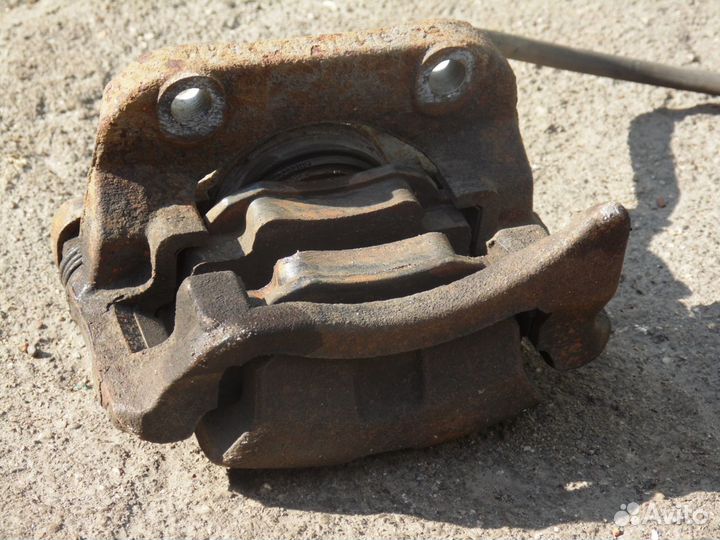 Суппорт передний тормозной Рено Логан Сандеро 1