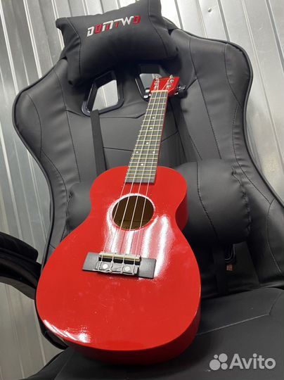 Укулеле красная