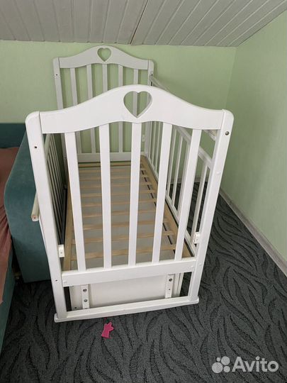 Детская кроватка с маятником