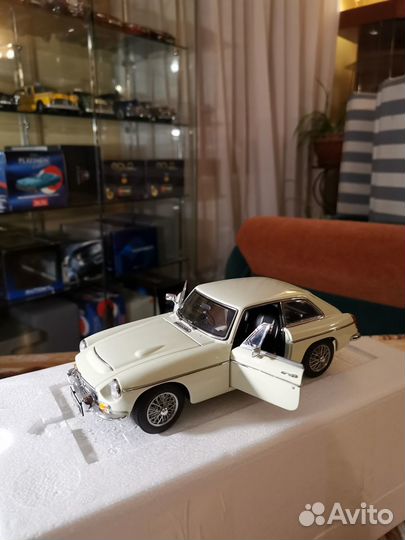 1/18 Autoart MGC GT Coupe, Snowberry белая