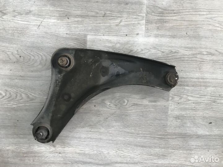 Рычаг передний левый на Nissan Juke