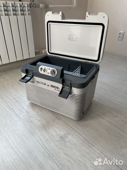 Автомобильный холодильник vector