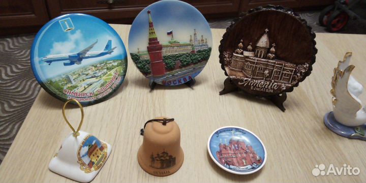 Сувениры, тарелки, колокольчики много разных