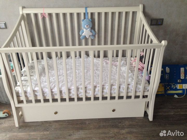 Детская мебель(кровать, матрас, комод, качели 2в1