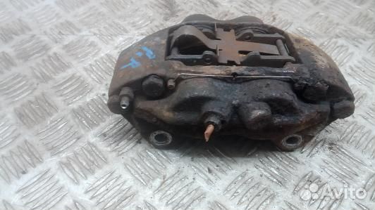 Суппорт тормозной передний правый toyota hilux RN70, Номер 477300K070, 477300K071 (1OK20N701)