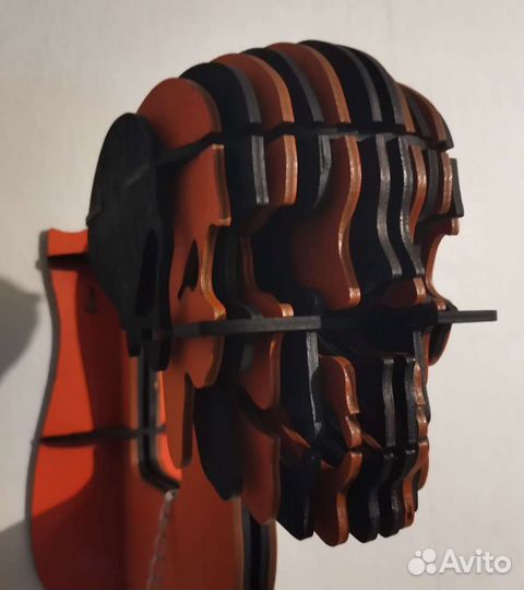 Вешалка для мотошлема в стиле поршня