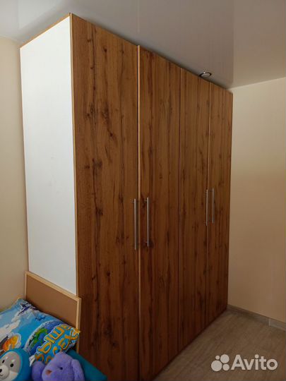 Письменный стол, полочки и 2 шкафа