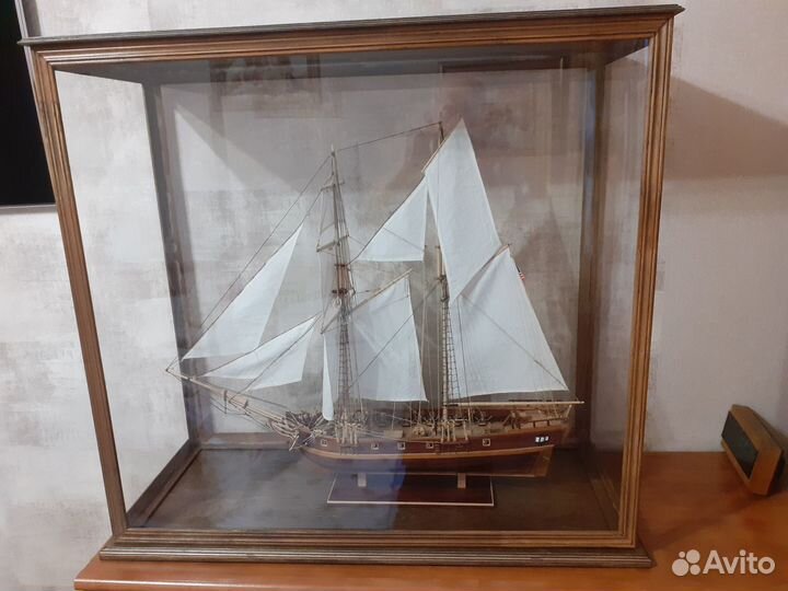 Классическая модель корабля enterprise в футляре