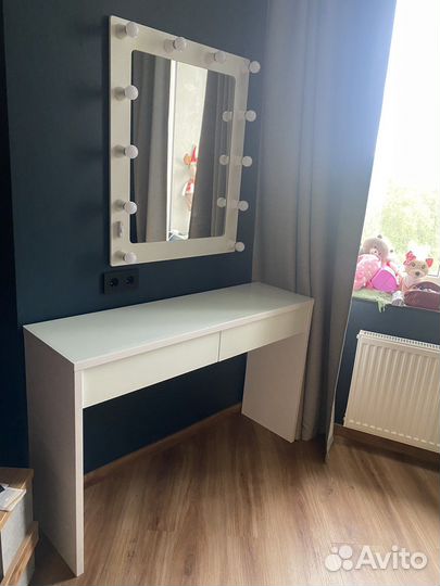 Туалетный столик, зеркало с подсветкой для макияжа