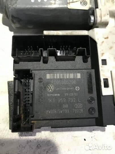 Моторчик стеклоподъемника передний правый Пассат