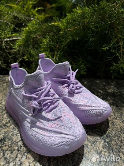 Детские кроссовки изики