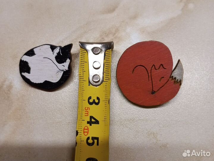 Брошь деревянная значок кошка лиса