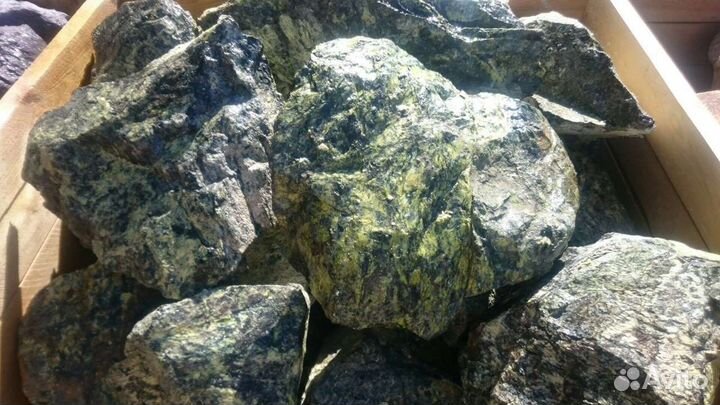 Природный камень змеевик натуральный салатовый