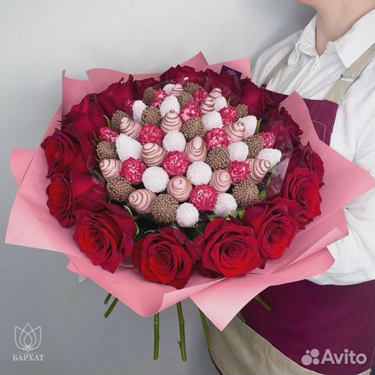 Букет клубника в шоколаде с розами Малиновый закат