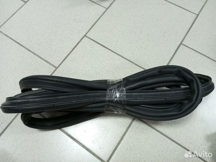 Уплотнитель двери багажника LC 200 2007-2015