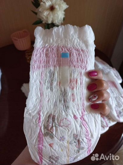 Подгузники-трусики для девочек Huggies 4 9-14кг