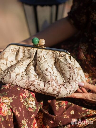 Кружевная сумка бежевого цвета молочная с камнями