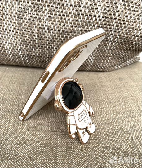 Чехол на iPhone 11 космонавт новый