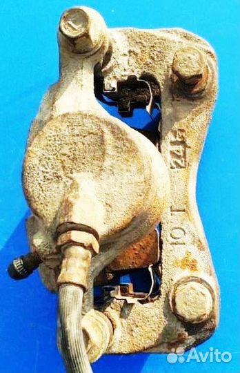 Суппорт левый передний Мицубиси Спэйс Вагон