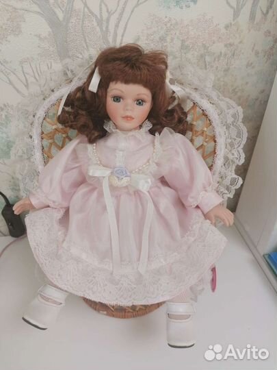 Кукла фарфоровая коллекционная Remeco на кресле