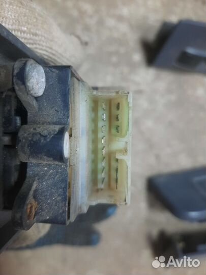 Кнопка стеклоподъемника Toyota LC 80