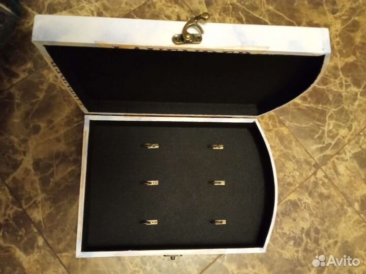 Новая. Ключница настенная 29х20х7 (см)