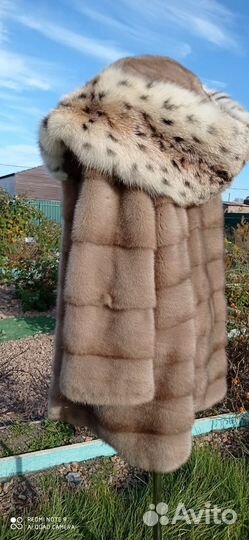 Шуба норковая с капюшоном из рыси