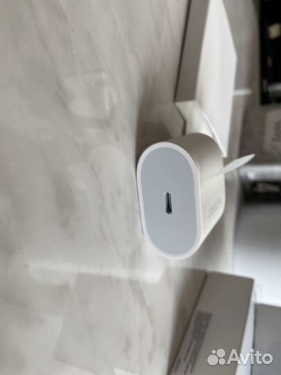 Оригинальный блок питания на iPhone 20W Apple inc
