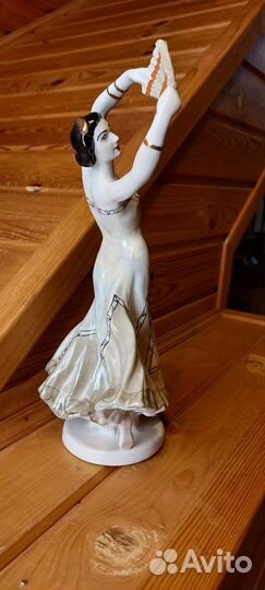 Фарфоровая статуэтка 30 см