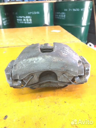 Суппорт передний правый Volvo V50 2005