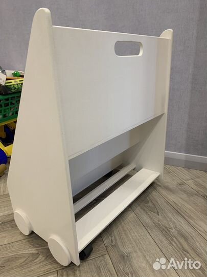 Книжная полка монтессори