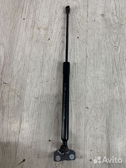 Амортизатор стойка багажника Renault kaptur Лев