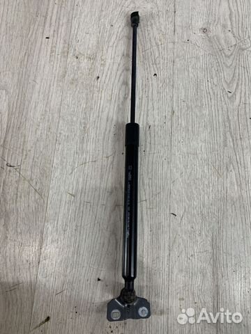 Амортизатор стойка багажника Renault kaptur Лев