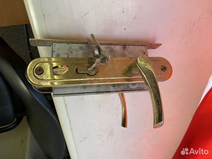 Замок дверной