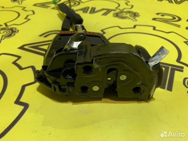 Замок двери задний левый Lexus Gs430 UZS190 3UZ-FE