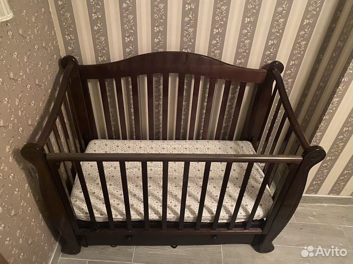 Детская кроватка с продольным маятником и матрас