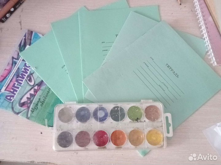 Тетради и акварель для рисования
