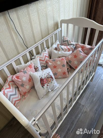 Детская кроватка с маятником