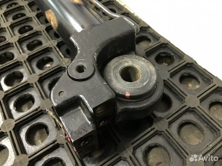 Цилиндр подъема кабины левый Renault T