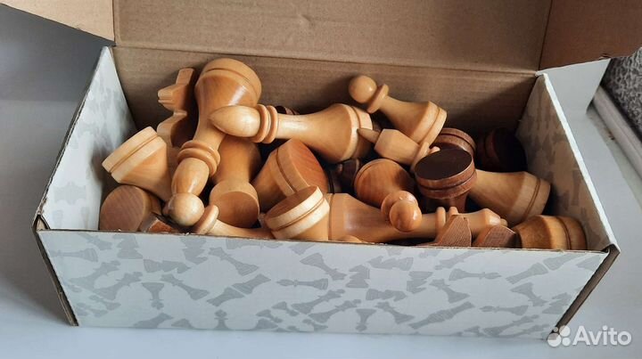 Шахматные фигуры лакированные большие 10,5 см