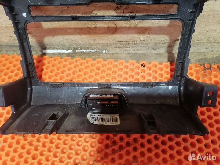 Рамка центральная в торпедо Kia Sportage 3