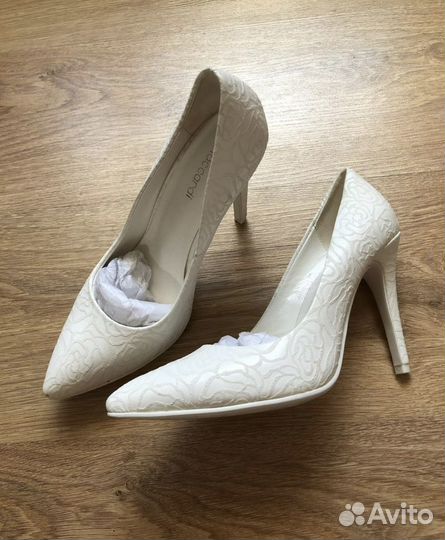 Туфли новые белые