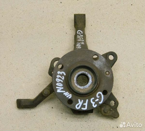 Кулак поворотный правый VW Golf 3