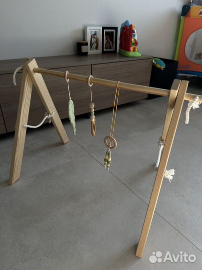 Деревянный мобиль с игрушками