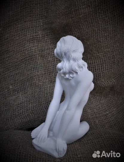 Девушка красивая статуэтка фигурка из камня