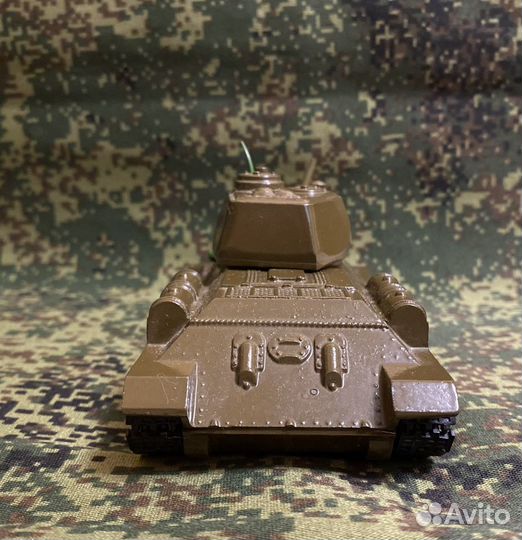 Подарок на 23 февраля модель Танка Т-34