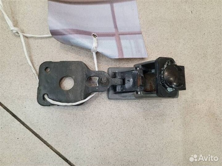 Замок стекла двери багажника Toyota Land Cruiser